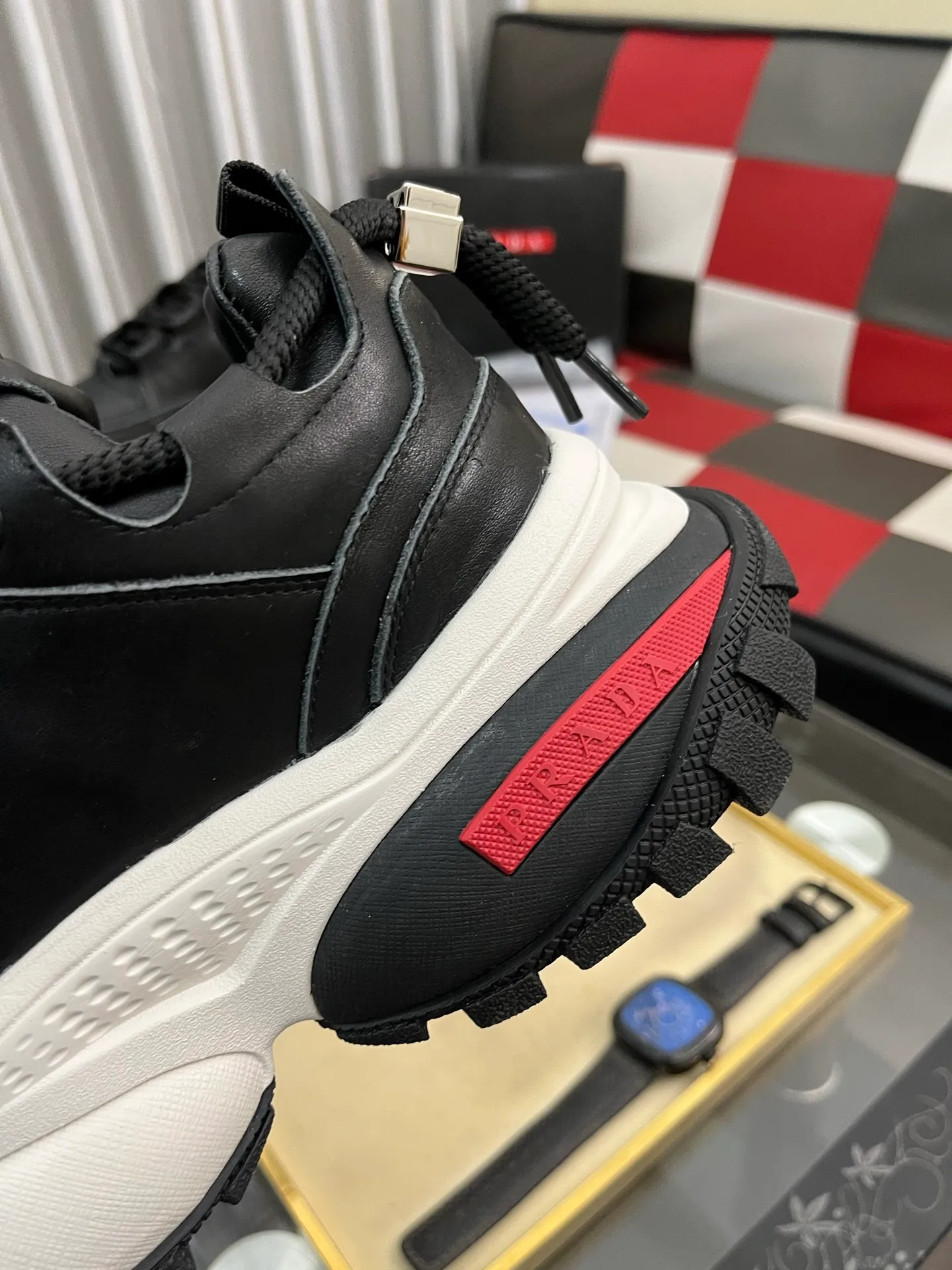 Men's shoes 💰: 800⌚️⌚️🔝High version The new PRADA (Prada) counters are launched simultaneously. The new men's shoes and 😘fabric are selected from first-layer cowhide and are made by pure handicrafts. Lining: Full cowhide lining. 👍🏿 High-end ☄️ air-cushion molded anti-slip rubber outsole, exquisite lines, simple and elegant, comfortable and high-end for leisure travel. Code number: 38 to 443️⃣Colors available